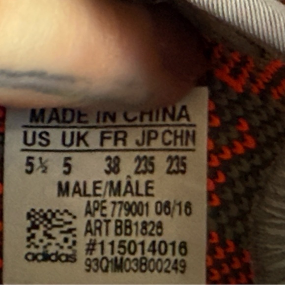 Yeezy Boost 350 V2 (RARE!) - Picture 10 of 12